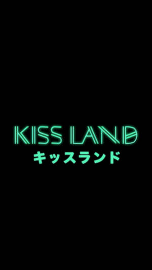 在黑色背景上顯示 KISS LAND 和 キッスランド 的發光綠色霓虹燈招牌。