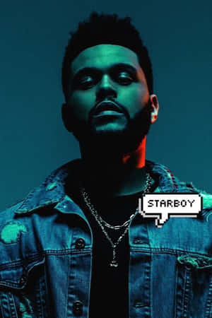 穿著牛仔外套的男人，帶有霓虹燈光和「STARBOY」文字疊加。