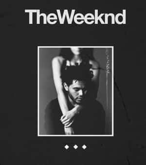 The Weeknd 在一張黑白照片中，身後有一個女人擁抱著他。