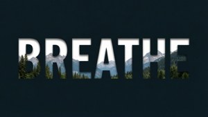 「breathe」一詞，透過字母可見山景。