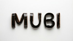 單詞 MUBI 用黑膠片條在白色表面上拼出。