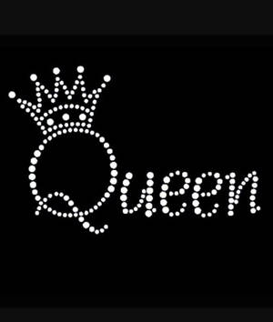 黑色背景上，閃亮水鑽設計拼出「Queen」字樣，上方有皇冠。