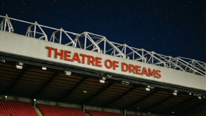 星空下的紅色球場座位，上方有「Theatre of Dreams」標誌。