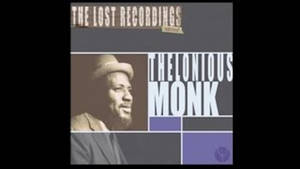 專輯封面 featuring 爵士鋼琴家 Thelonious Monk 戴帽子並有文字疊加。 — 垂直 壁紙
