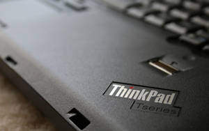 黑色ThinkPad Tseries手提電腦特寫，顯示標誌和USB接口。