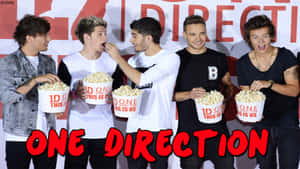 One Direction 樂隊成員手持爆谷桶一起大笑。