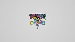 Thrasher雜誌標誌，以彩虹色呈現滑板與骷髏圖案。