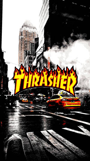 Thrasher 標誌帶有火焰，位於有雨的城市街道上，有黃色的士和高樓大廈。