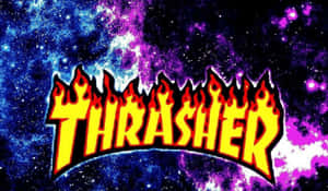 Thrasher標誌，帶有火焰字母，背景為色彩繽紛的宇宙。