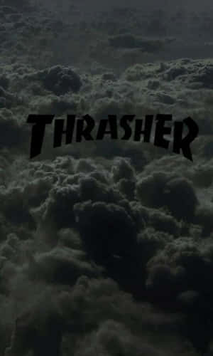 Thrasher標誌置中喺深色暴風雲之上。