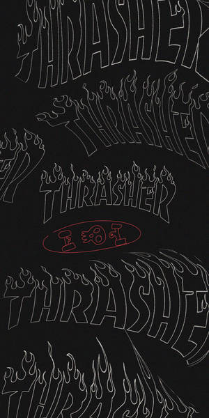 在黑色背景上重複出現帶有白色火焰設計的Thrasher滑板標誌。