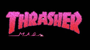 粉紅色大腦圖案 Thrasher Mag 標誌在黑色背景上，帶有簽名。