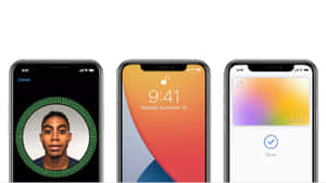 三個iPhone螢幕顯示Face ID、鎖定螢幕和Apple Pay卡確認。