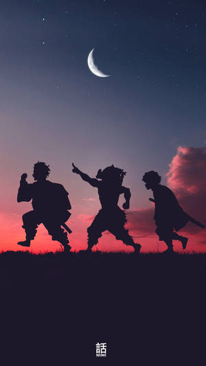 三個動漫戰士在彎月下於黃昏奔跑。