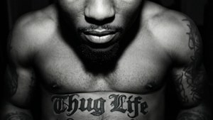 胸口有 'Thug Life' 紋身男子的特寫。