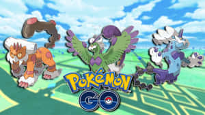 來自 Pokémon GO 的三個寶可夢角色在明亮的天空下，附有遊戲標誌。