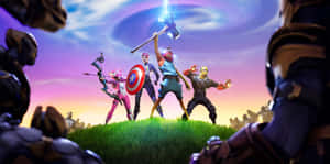 Fortnite 角色在日落時分英雄地在長滿草的山丘上擺姿勢。