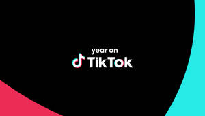 TikTok year on 圖形，黑色背景上帶有粉紅色和青色曲線形狀。