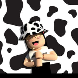 一個微笑的Roblox頭像，戴著眼鏡和牛紋帽子，在牛紋背景前。