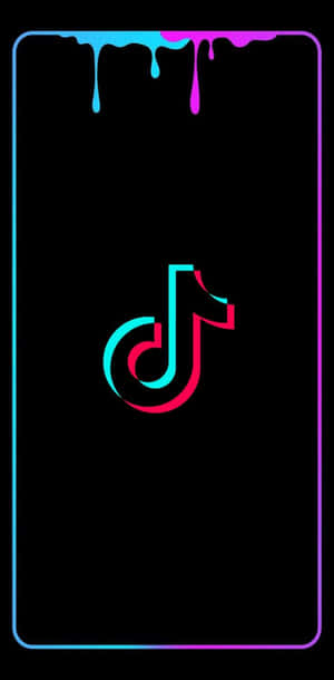 TikTok 應用程式標誌，帶有螢光粉紅和青色光芒及黑色背景上的滴漆效果。