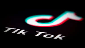 TikTok標誌在黑色背景上發出紅色、藍綠色和白色光芒。