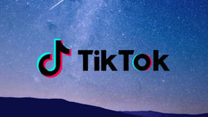 TikTok 標誌在星空夜空下，下方有山丘。