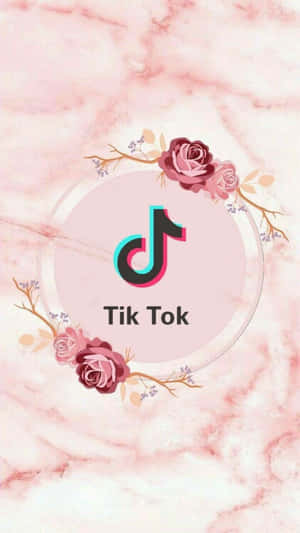 TikTok 標誌被粉紅色玫瑰環繞在雲石背景上。