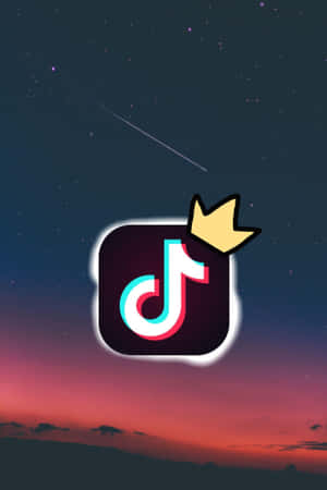 TikTok 標誌，皇冠在繁星點點的暮色天空中發光。