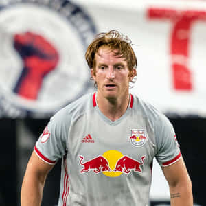 夜間比賽中身穿Red Bull New York球衣的足球運動員。