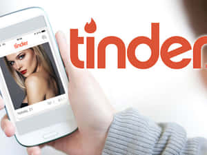 手拿著電話顯示Natalia 21的Tinder約會應用程式個人資料。