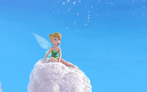 Tinker Bell 坐在雲上，藍天中閃爍著光芒 — 奇妙仙子 GIF 壁紙