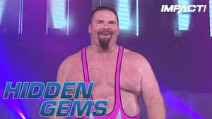 摔角手穿著粉紅色緊身衣，在紫色舞台燈光下微笑，帶有 Impact Wrestling 文字。 — 摔角 GIF 壁紙