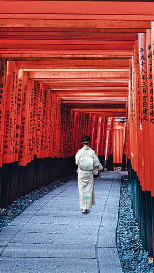 穿著白色和服的人穿過神社的紅色鳥居