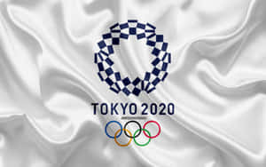白色緞面布料上的東京2020奧運標誌，下方有五環。