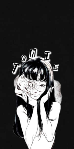 動漫女孩戴著可怕的面具，頭頂上有Tomie這個詞。