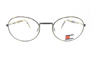 Tommy Hilfiger品牌眼鏡，龜甲紋鏡臂，右邊鏡片上有標誌。 — 湯米因尼特 壁紙