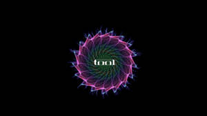 在黑色背景上，帶有「tool」文字的鮮豔霓虹分形曼陀羅。