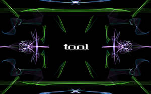 抽象分形藝術，帶有綠色和紫色的霓虹漩渦以及中央的「tool」標誌。 — 工具 壁紙