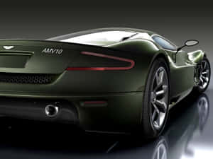 橄欖綠色 Aston Martin AMV10 跑車，配備紅色尾燈和鍍鉻輪圈，在反光地板上。