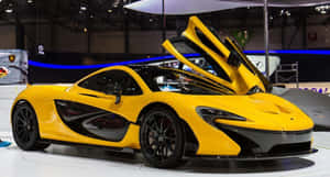 黃色McLaren跑車在車展上打開鷗翼門展示。