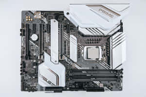 ASUS PRIME 電腦主機板特寫，帶有白色散熱片和黑色電路。