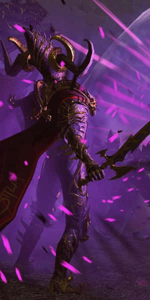 身穿金色盔甲、頭戴角、披著斗篷的奇幻戰士被紫色能量包圍。