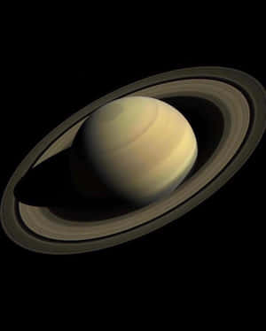 土星及其在太空黑暗中發光的環。