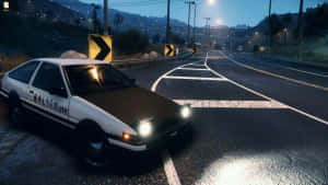 白色和棕色的AE86跑車在夜間行駛在潮濕的道路上，有路燈和山丘。