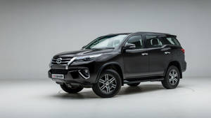 黑色豐田 Fortuner SUV 在攝影棚中，背景簡潔