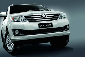 白色豐田 Fortuner SUV 在攝影棚的前視圖