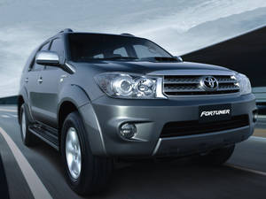 銀色豐田 Fortuner SUV 在高速公路上行駛，帶有動態模糊效果。 — 灰色 GIF 壁紙