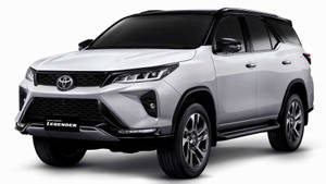 銀色豐田 Fortuner Legend SUV，帶有黑色點綴和合金輪圈。