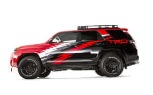 訂製紅黑豐田 4Runner TRD，配備賽車條紋和越野輪胎。