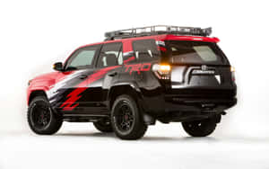 訂製紅黑配色豐田 4Runner TRD SUV，配備車頂行李架和醒目貼紙。